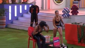 Causou polêmica o balde de água suja entre Maria e Natália (Foto: Reprodução / Globoplay)