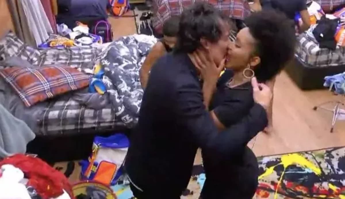 Natália puxa Eliezer e dá beijo, que foi prontamente retribuído (Reprodução/Globoplay)