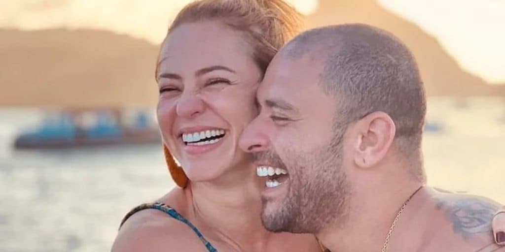 Paolla Oliveira publica fotos de biquíni com o namorado em Noronha