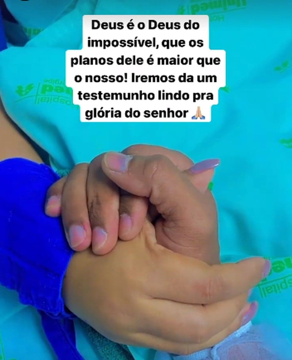 Postagem de Clevinho Santos, marido de Paulinha Abelha, durante transferência da cantora de hospital — Foto: Reprodução/Instagram Postagem de Clevinho Santos, marido de Paulinha Abelha, durante transferência da cantora de hospital — Foto: Reprodução/Instagram