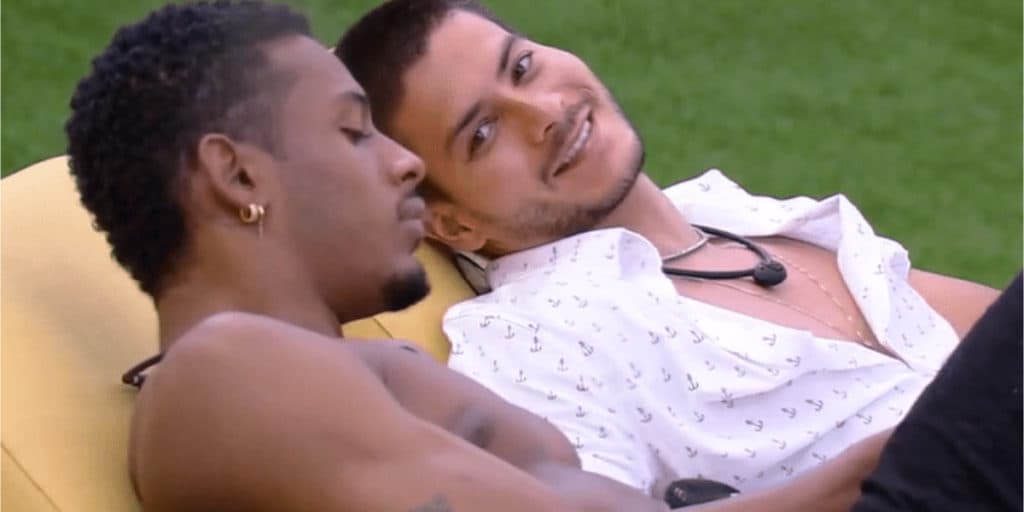 Paulo André "passa o rodo", cheira o cangote de Arthur Aguiar e agarra com força o colega