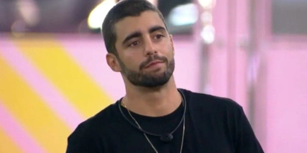 BBB22: Pedro Scooby, após masturbação de Tiago e esfrega de Arthur, expõe pênis e confirma: "Na pia''