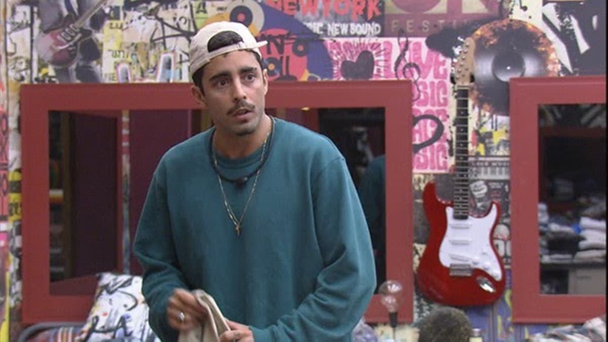Pedro Scooby no quarto grunge apronta as malas para ir embora do BBB22 (Reprodução/ GShow) Pedro Scooby no quarto grunge apronta as malas para ir embora do BBB22 (Reprodução/ GShow)