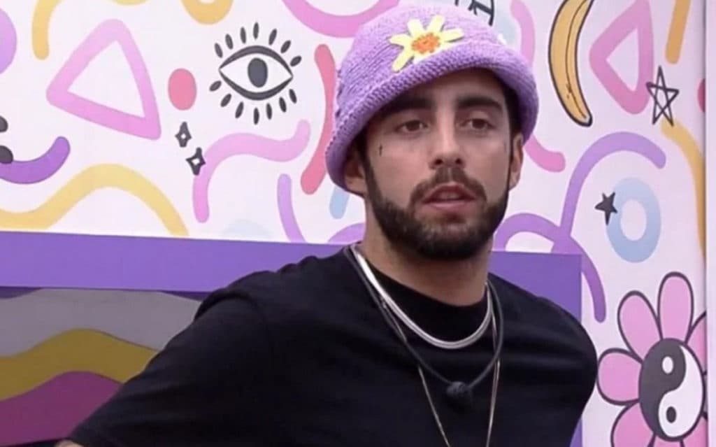 BBB22: Pedro Scooby puxa edredom e acaba expondo Laís: "Ela tá nua"