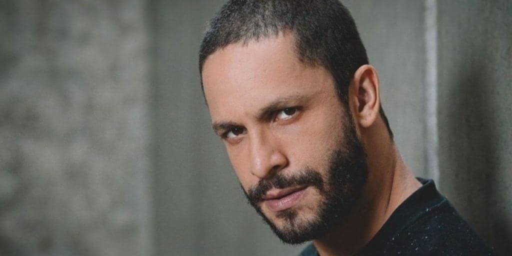 Rainer Cadete, da Globo, posta fotos completamente pelado