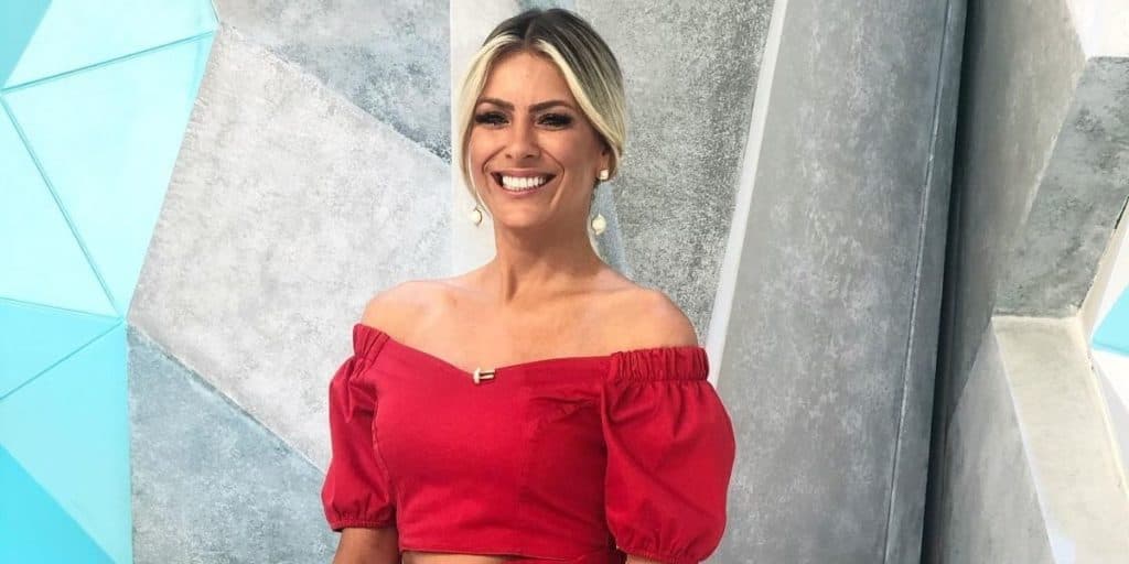 Renata Fan exibe biquini atoladinho e volumão enlouquece marmanjos: "Que pacotão"
