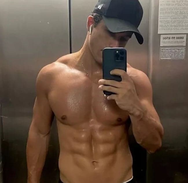 Ricky Tavares costuma exibir fotos sem camisa mostrando seu corpasso nas redes sociais (Reprodução/ Instagram) Ricky Tavares costuma exibir fotos sem camisa mostrando seu corpasso nas redes sociais (Reprodução/ Instagram)