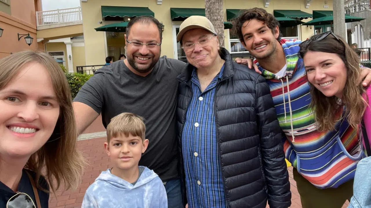 ilvio Santos, Rebeca Abravanel e Alexandre Pato posam com fãs em Orlando (Foto: Reprodução)