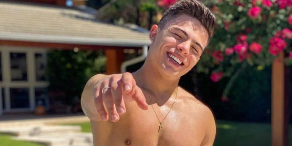 Ator mirim de Carrossel, Thomaz Costa vende fotos pelado e se revolta com vazamento: "Cabecinha rosinha"