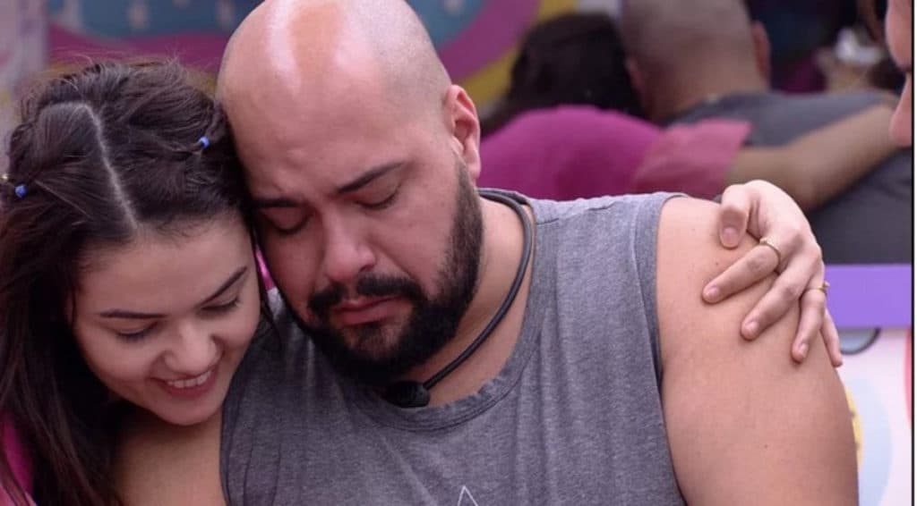 BBB22: Ao lembrar falas de Larissa, Tiago chora e diz que não quer magoar a mãe; Web reage