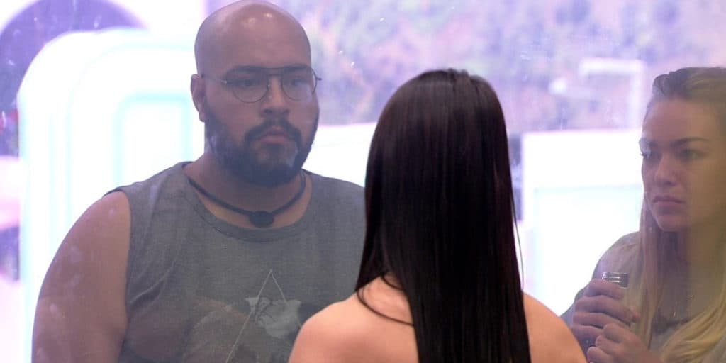 Larissa rasga o verbo, esquece educação e escancara tudo pra Tiago Abravanel: "Um falso"