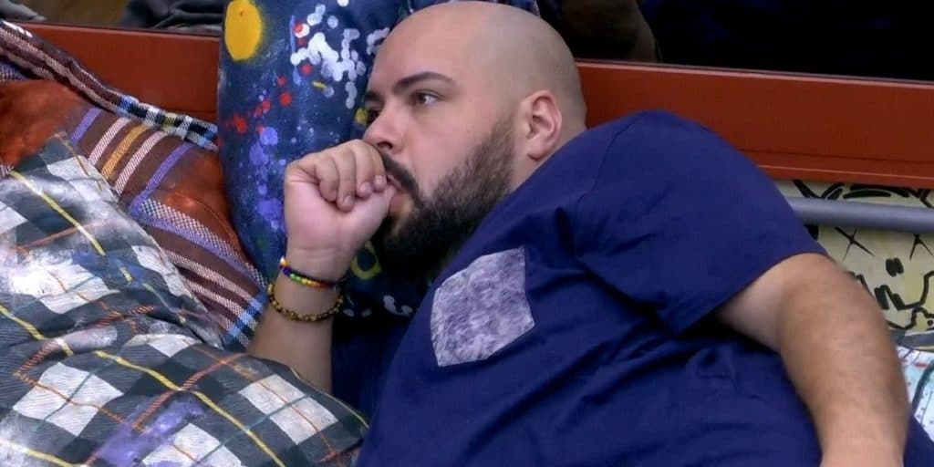 Tiago Abravanel escandaliza, assume o que gosta no sexo e expõe o que perguntou à produção: "Me masturbar"