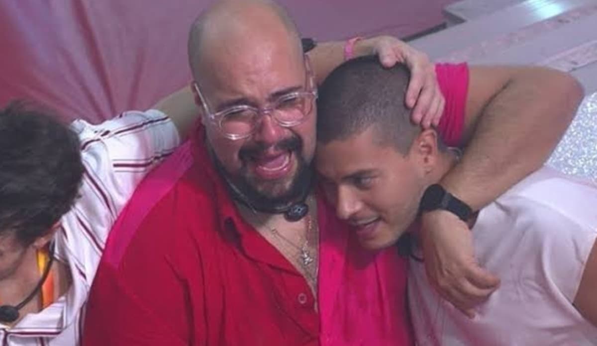 Tiago Abravanel quase desistiu do BBB22 ao ver o amigo se apresentar (Reprodução/ Globoplay) Tiago Abravanel quase desistiu do BBB22 ao ver o amigo se apresentar (Reprodução/ Globoplay)