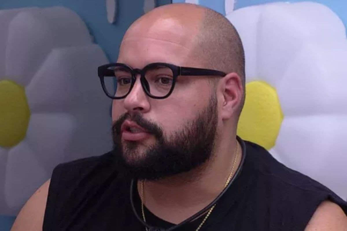 Tiago Abravanel deixou óculos de lembrança (Foto: Reprodução / Globoplay) Tiago Abravanel deixou óculos de lembrança (Foto: Reprodução / Globoplay)