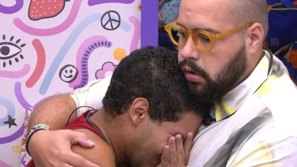 BBB22: Após saber de expulsão de Maria, Vyni cai no choro e é consolado: "Desclassificada"
