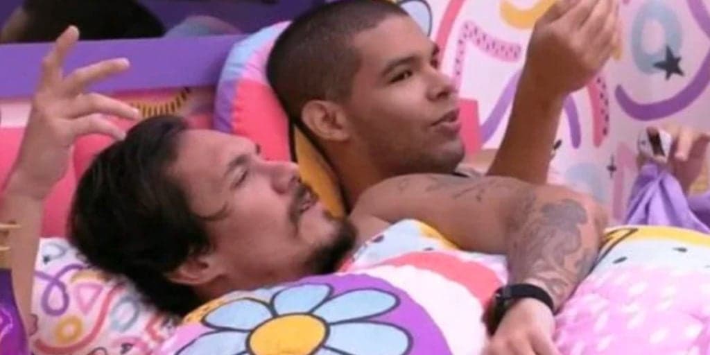Eliezer tira pênis pra fora, entra no edredom com Viny e público escancara: "Batendo pra ele"