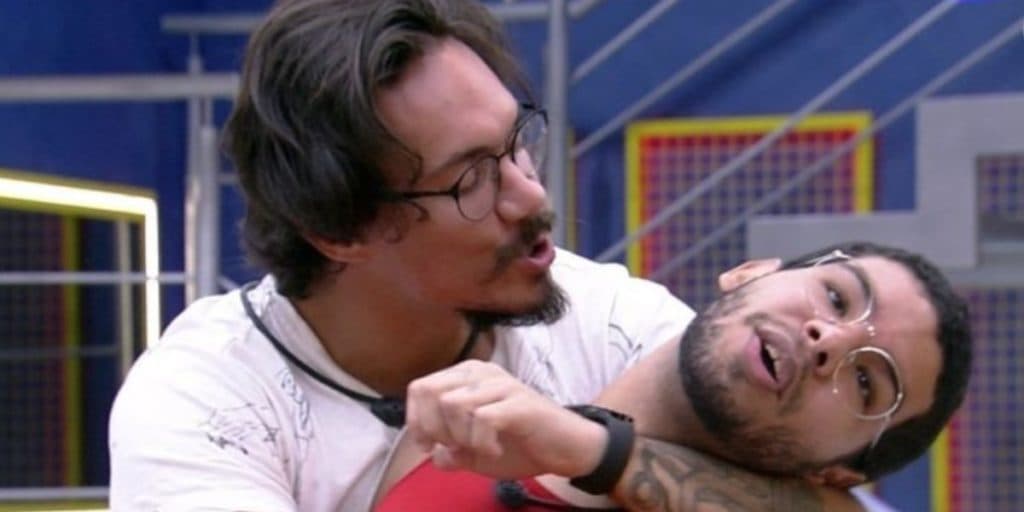 BBB22: Vyni analisa volume de Eliezer e diz qual o tamanho do pênis dele: "Entre 16 e 18 cm"