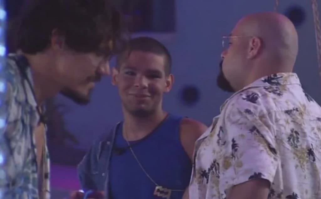 BBB22: Finalmente Vyni se declara para Eliezer, mas é ignorado e lamenta sexo com Nat: "Estou sozinho"