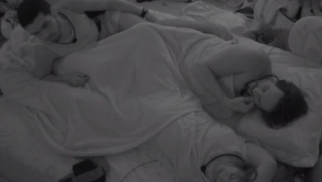 BBB22: Web acusa Eliezer de se masturbar deitado na cama com Vyni e Maria