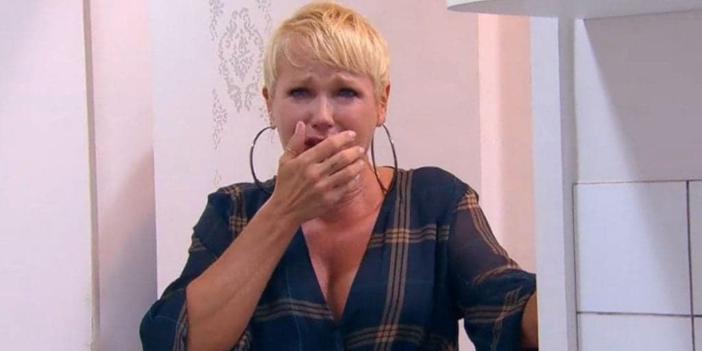 Xuxa é flagrada pulando a cerca em área proibida de aeroporto e imagens viralizam: "Coragem"
