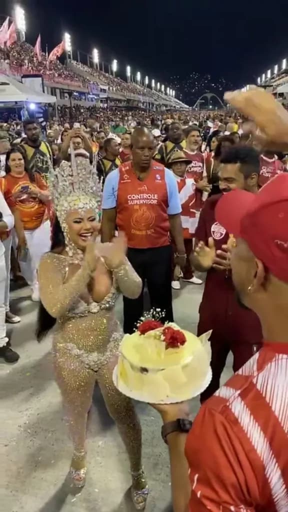 Viviane Araújo ganha bolo de aniversário surpresa - Reprodução Viviane Araújo ganha bolo de aniversário surpresa - Reprodução