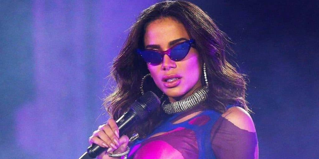 Anitta presencia tragédia, vê parte da estrutura cair no público e interrompe show com quatro feridos