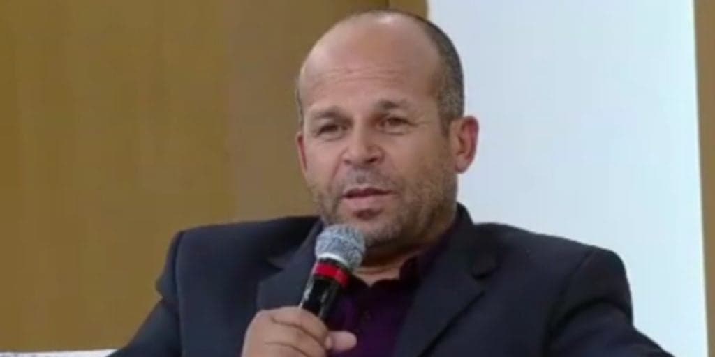 Lembra dele? Carlinhos Vidente sofre infarto, tem dificuldade para respirar e vive em cadeira de rodas; veja fotos