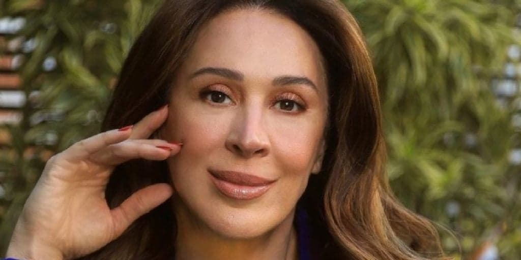 Após notícia de gravidez aos 55 anos, Claudia Raia exibe corpo em body fio dental: “Belas curvas”