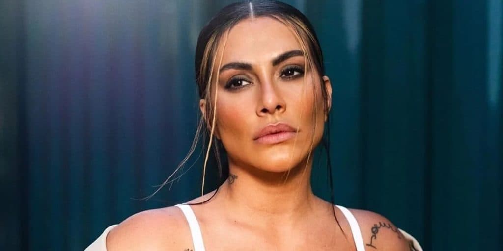 Cleo provoca com vestido transparente cheio de recortes e deixa calcinha à mostra: "Bem safadinha"