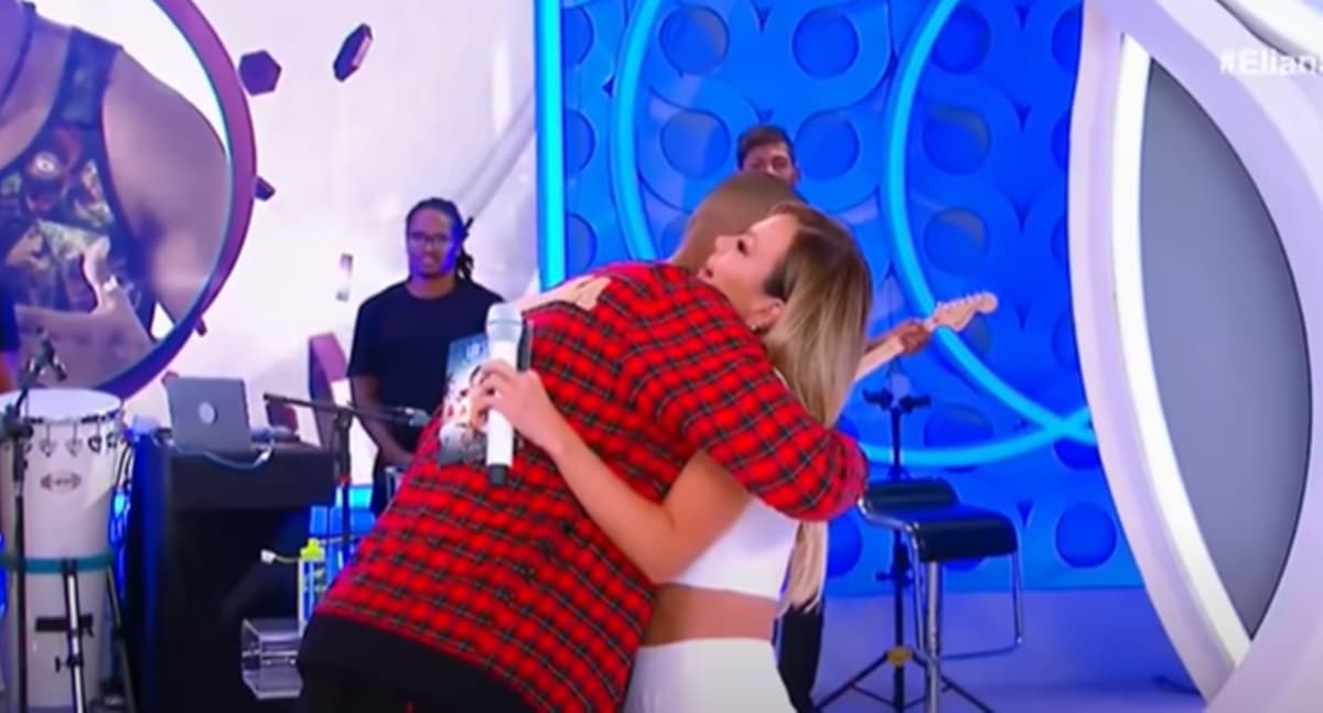 Eliana dá abraço e beija Léo Santana, em seu programa Eliana dá abraço e beija Léo Santana, em seu programa