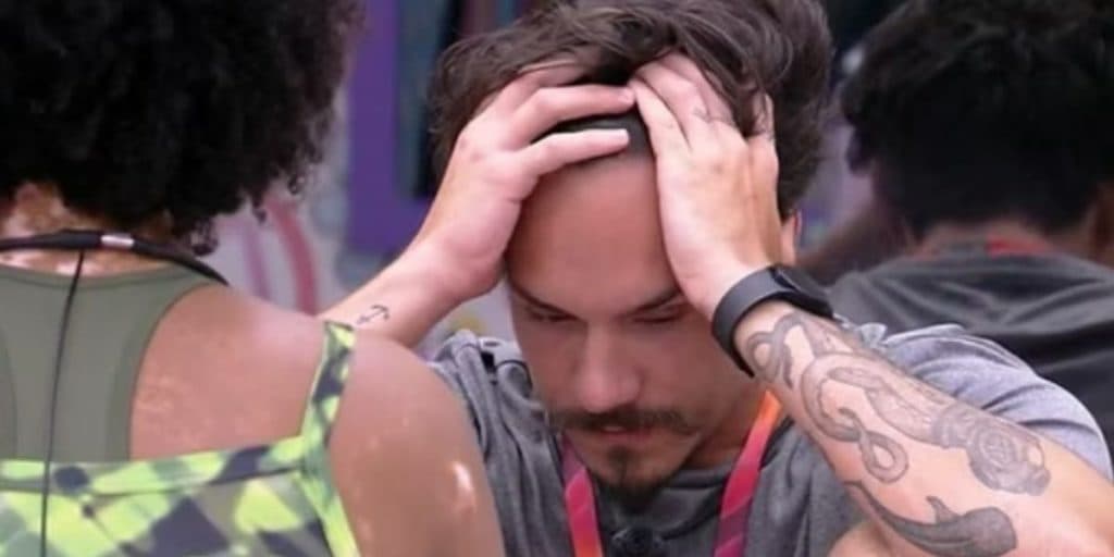BBB22: Eliezer surta, dá socos no travesseiro e protagoniza piti: "Não aguento mais eles"