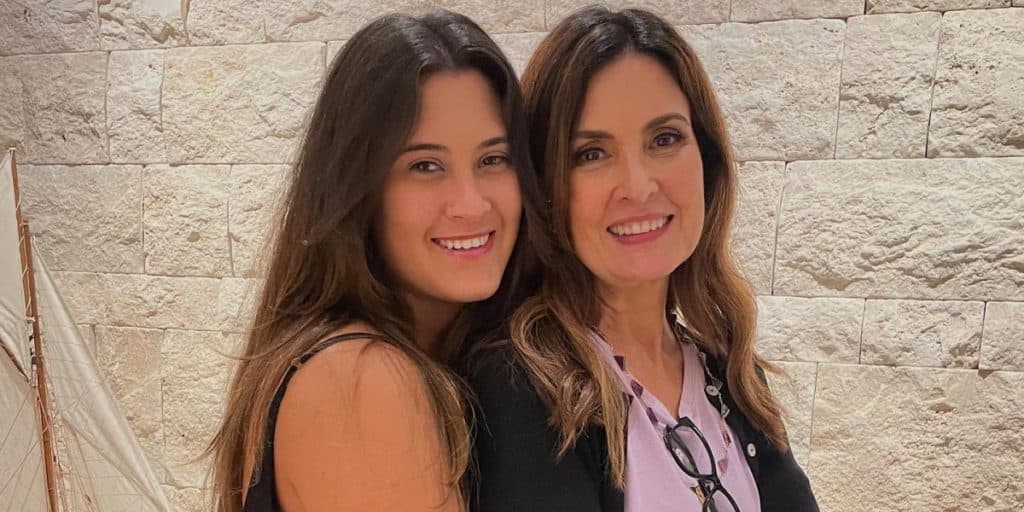 Filha de Fátima Bernardes enfia a mão na cara da irmã e vai às pressas para  hospital: “Cadeiras e pontos”