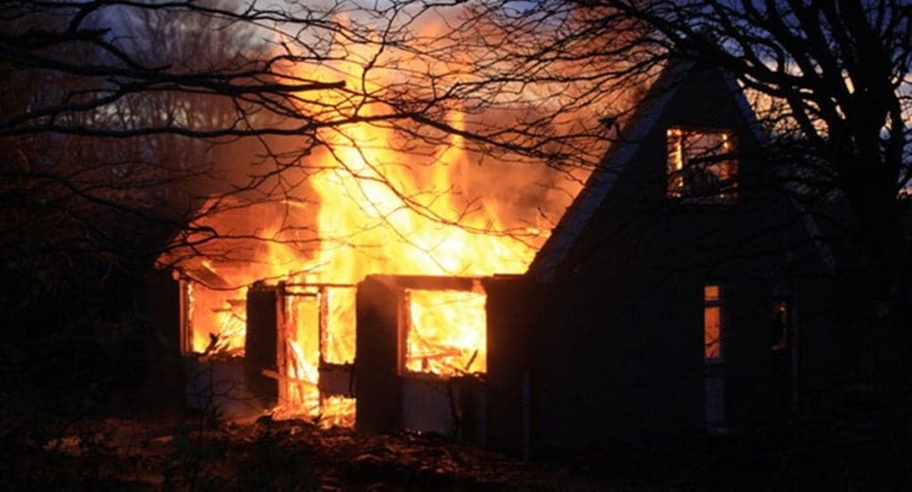 Aos 85 anos, famosa atriz morre tragicamente em incêndio dentro de sua própria mansão: “Ela era adorável”