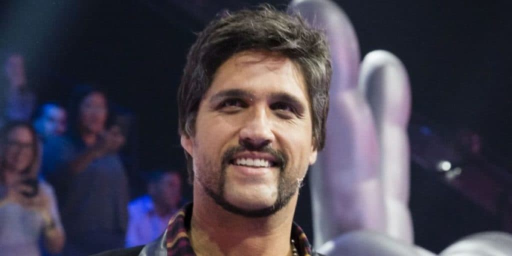 Léo Chaves assume com quem está namorando e foto faz o público surtar: "Ninguém esperava essa"
