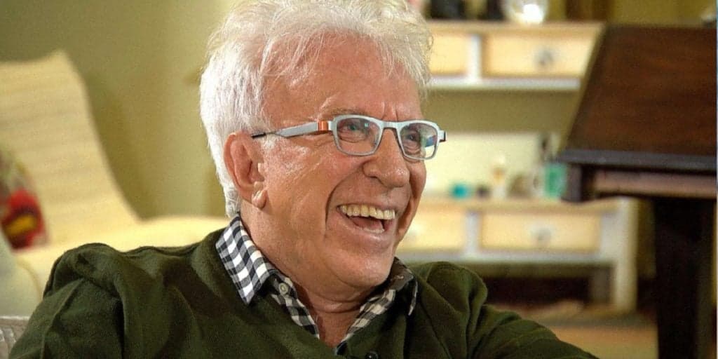 Foto chocante de sunga aos 85, sustentado por cantora e ódio a Carlos Alberto: Moacyr Franco tem vida exposta