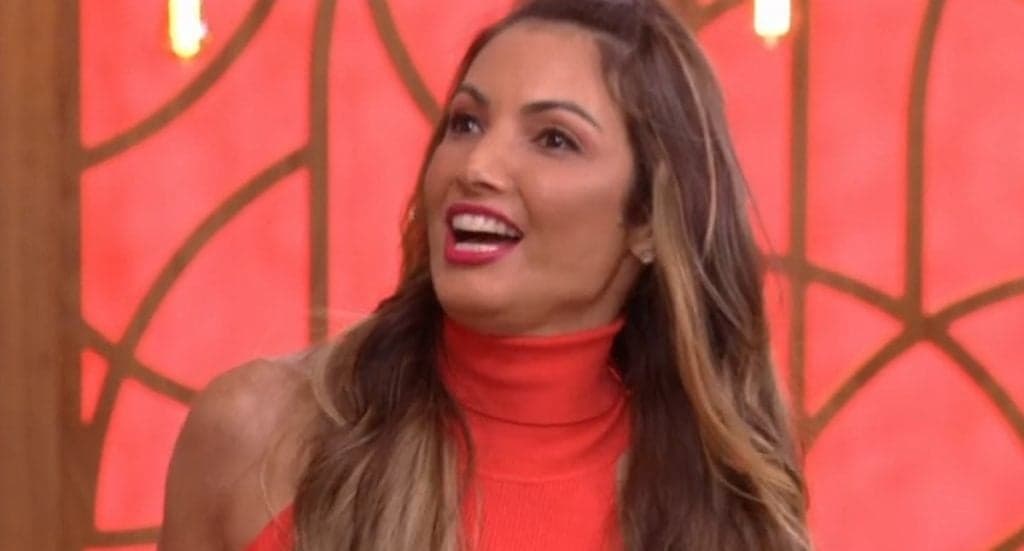 Patrícia Poeta apresenta o "Encontro" com tonalidade de pele diferente e público debocha: "Estranha"