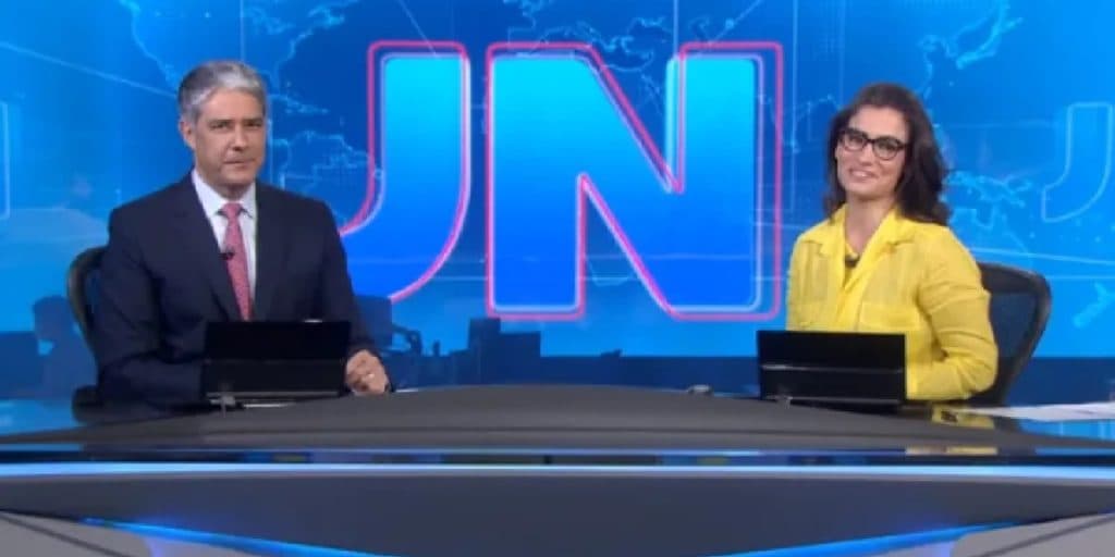 William Bonner e Renata param bancada do JN e fazem comunicado de nova âncora ao Brasil: "Está no ar"