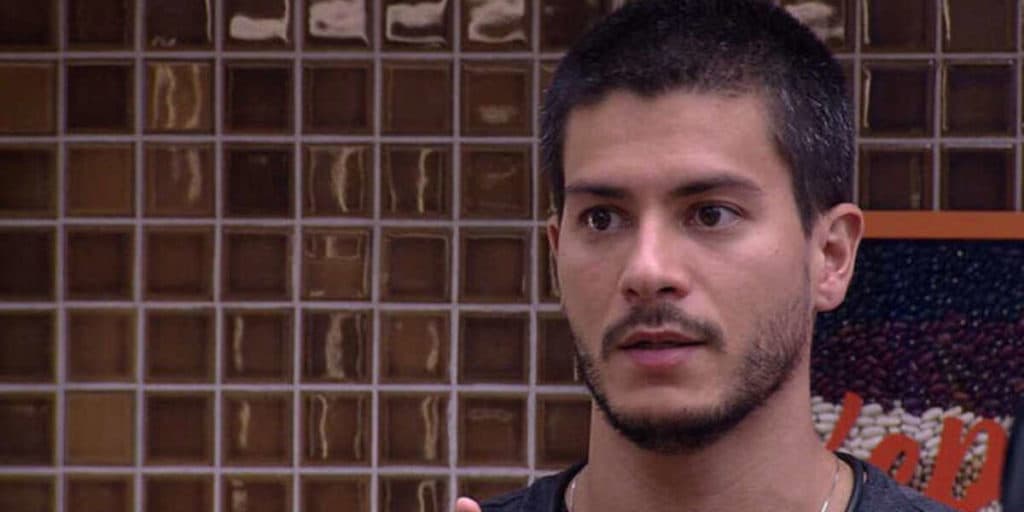 BBB22: Indignado, Arthur Aguiar se movimenta e bola plano para queimar Linn da Quebrada: "Passa do ponto"