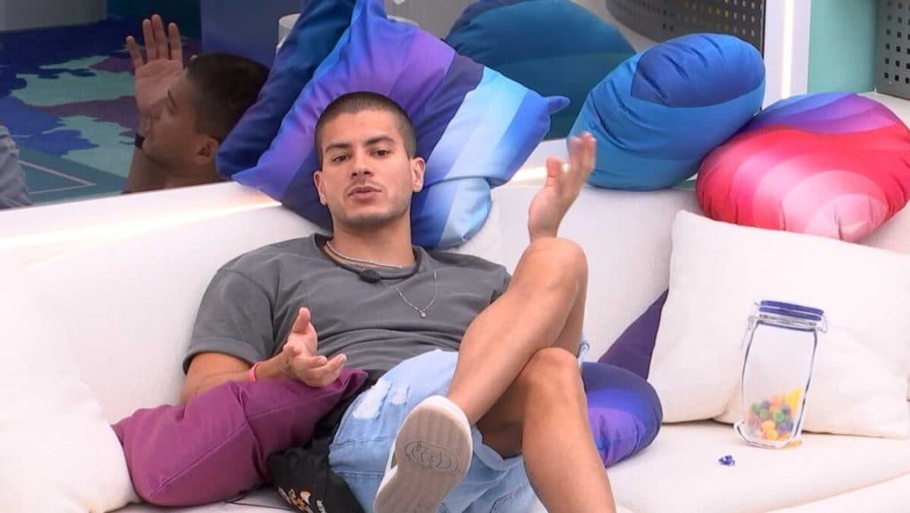 BBB22: Após discurso para defesa, Arthur Aguiar se enfurece e esculacha Jade Picon: "Apelativo"