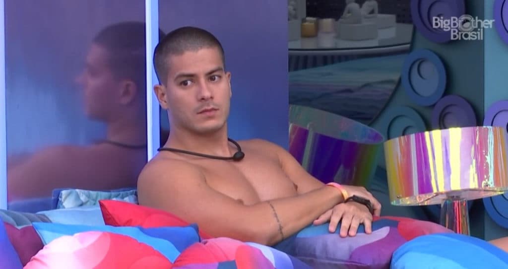 BBB22: Após discutir com Eslô, Arthur repassa conversa e adota postura de fofoqueiro