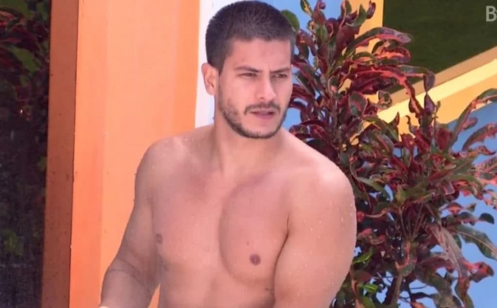 BBB22: Arthur se irrita com pegadinha de Paulo André no banheiro e leva invertida: "Cara de c*"
