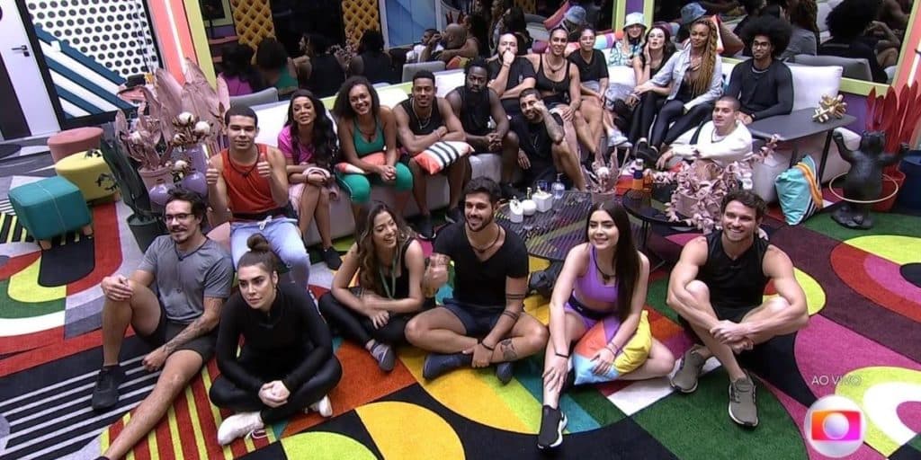 Ex-BBB reconstrói o rosto, abre a testa e corta 2 centímetros da cabeça; veja resultado chocante
