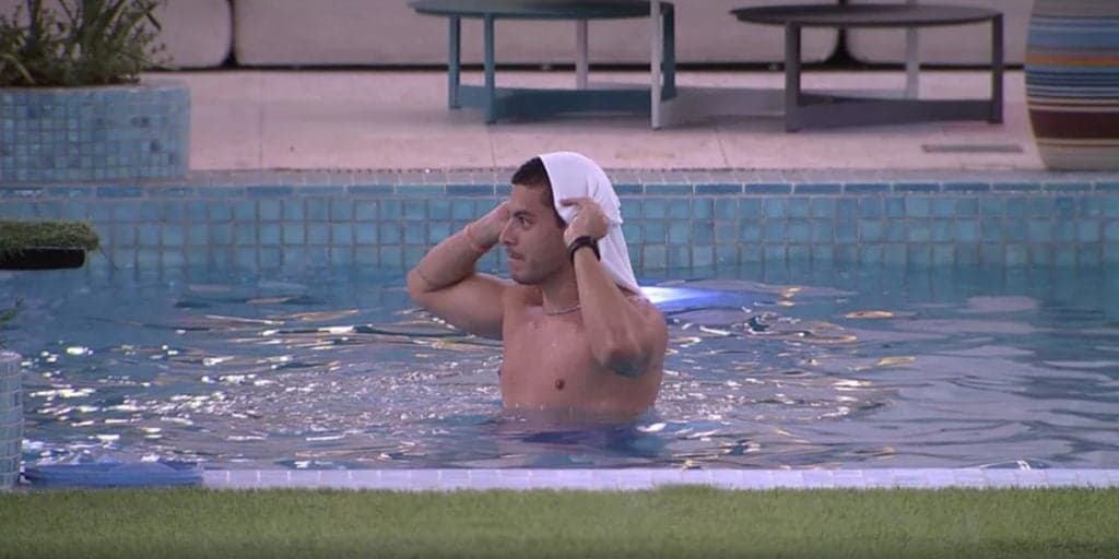 Escorraçada, Jade Picon recusa abraçar Arthur Aguiar ao deixar BBB22 e público detona: “Nojenta”