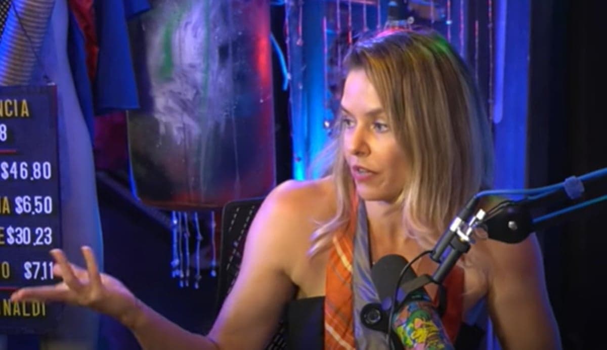 Bianca Rinaldi dá entrevista ao podcast "Inteligencia LTDA" no Youtube