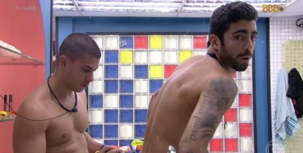 BBB22: Paulo Vieira brinca com depilação de Scooby e Arthur no 'Big Terapia' e web reage: "Brotheragem de milhões"