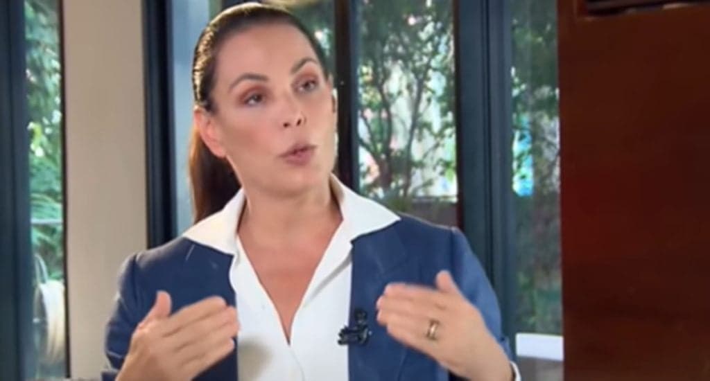 Detonada por ator veterano, Carolina Ferraz tem passado de infortúnio na Globo à tona: "Intratável"