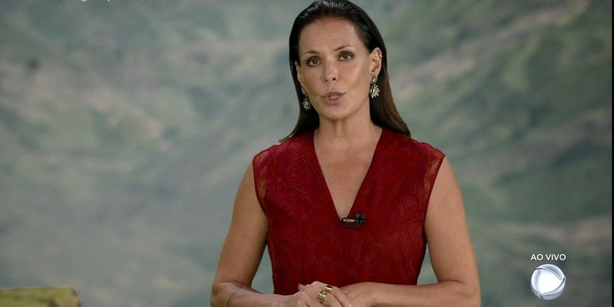 Carolina Ferraz entrou às pressas com os destaques do Domingo Espetacular (Foto: Reprodução)