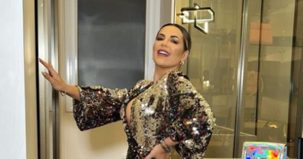 Deolane Bezerra exibe contrato com a Globo, aposta na carreira de atriz e debocha: "Aguenta, Brasil"