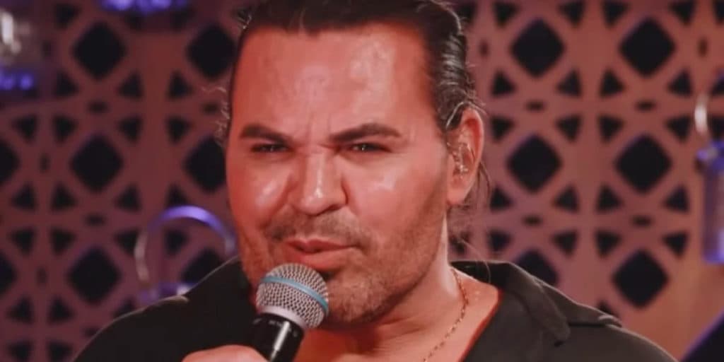 Eduardo Costa assume de vez com declaração de amor em público e homem reage: "Meu amor"