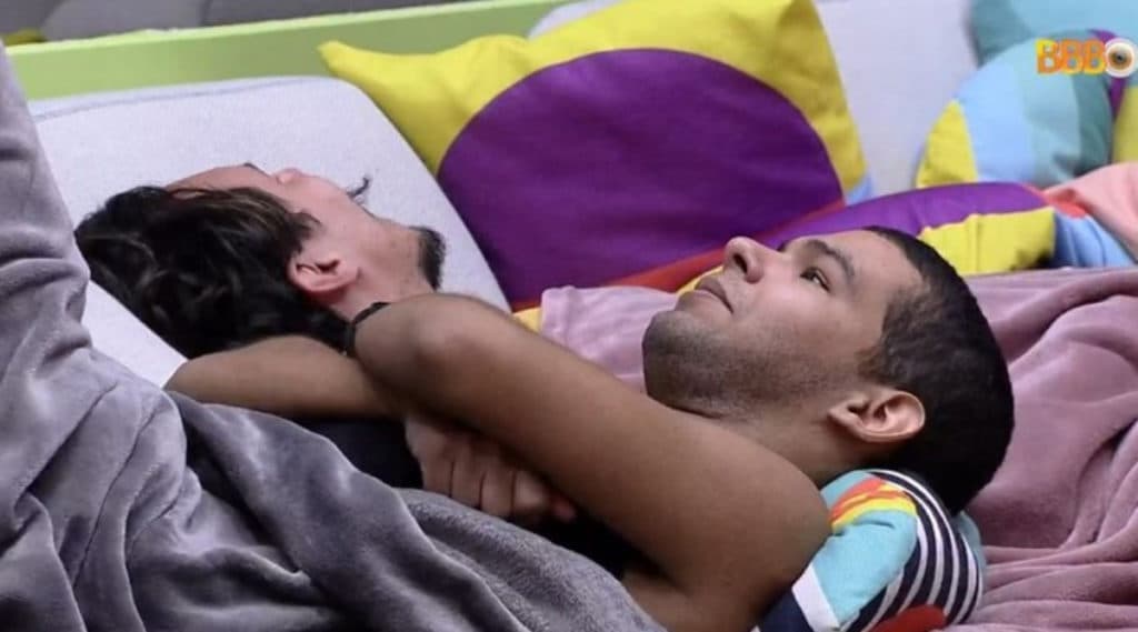BBB22: Vyni sugere que Eliezer use aumentador peniano e dispara: "Pra deixar maior"